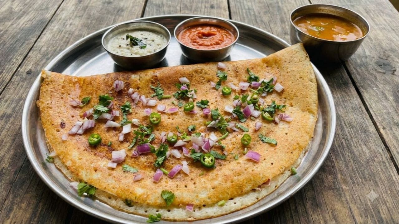 સવારના નાસ્તામાં પરોઠા ખાઈને કંટાળ્યા છો ? મિનિટોમાં ઘરે બનાવો ક્રિસ્પી ઓનિયન ઢોસા