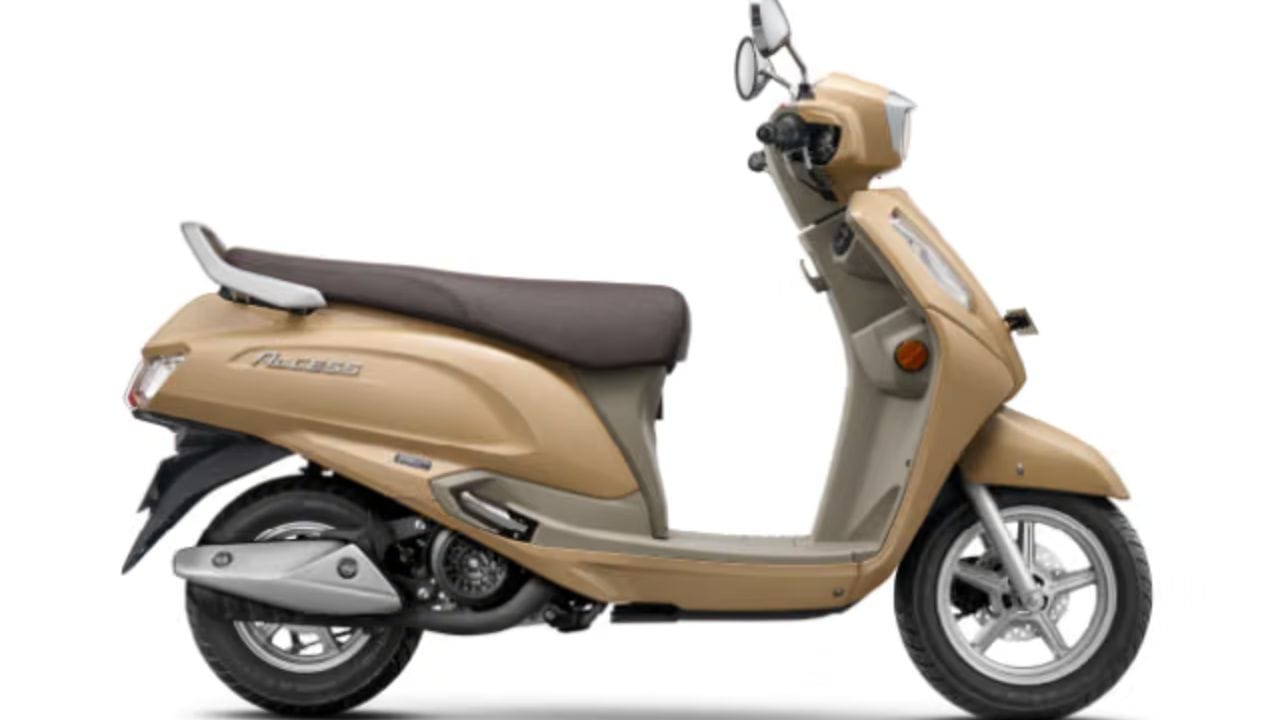 સુઝુકી એક્સેસ 125 (Suzuki Access 125): દમદાર પરફોર્મન્સજો તમે ઓફિસ ઉપરાંત વીકેન્ડ પર પણ લાંબી મુસાફરીના શોખીન હો, તો સુઝુકી એક્સેસ 125 શ્રેષ્ઠ સાબિત થશે. તેમાં 124cc નું પાવરફુલ એન્જિન મળે છે જે સ્મૂધ પીકઅપ આપે છે. બજારના તાજા આંકડા મુજબ આ સ્કૂટીની શરૂઆતી કિંમત ₹83,000 થી ₹86,000 વચ્ચે છે.