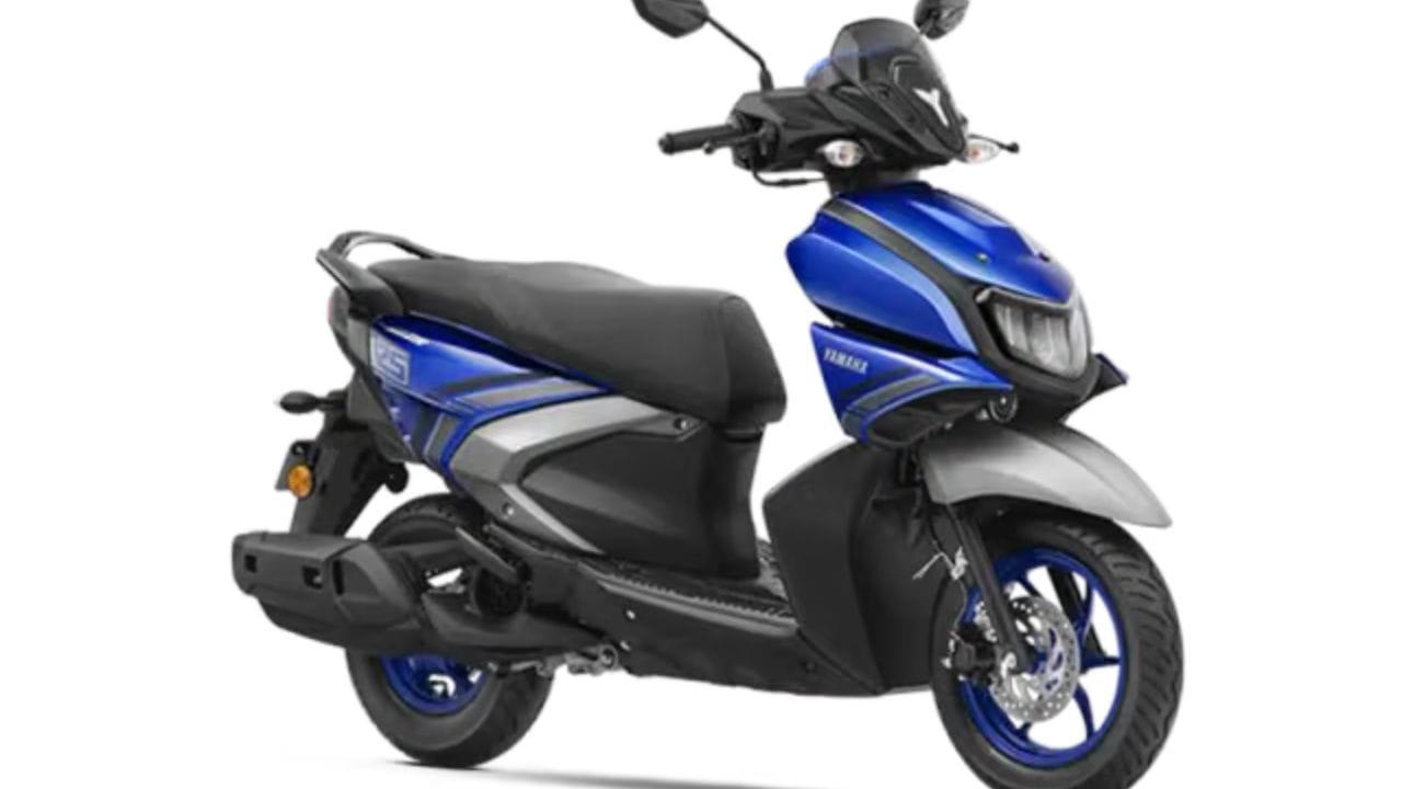 યામાહા રેઝેડઆર (Yamaha RayZR): સ્પોર્ટી લૂક અને હળવું વજન: સ્પોર્ટી અને મોડર્ન ડિઝાઇન પસંદ કરતાં યુવાનો માટે યામાહા રેઝેડઆર 125 Fi હાઇબ્રિડ એક આદર્શ મશીન છે. તેનું હલકું વજન શહેરના સાંકડા ટ્રાફિકમાંથી વળવામાં અને સ્કૂટીને સ્પીડમાં હેન્ડલ કરવામાં ખૂબ મદદ કરે છે. 125cc એન્જિન સાથે આ સ્કૂટીની શરૂઆતી કિંમત અંદાજે ₹82,000 છે અને તે ઉત્તમ માઇલેજ પણ પૂરું પાડે છે.