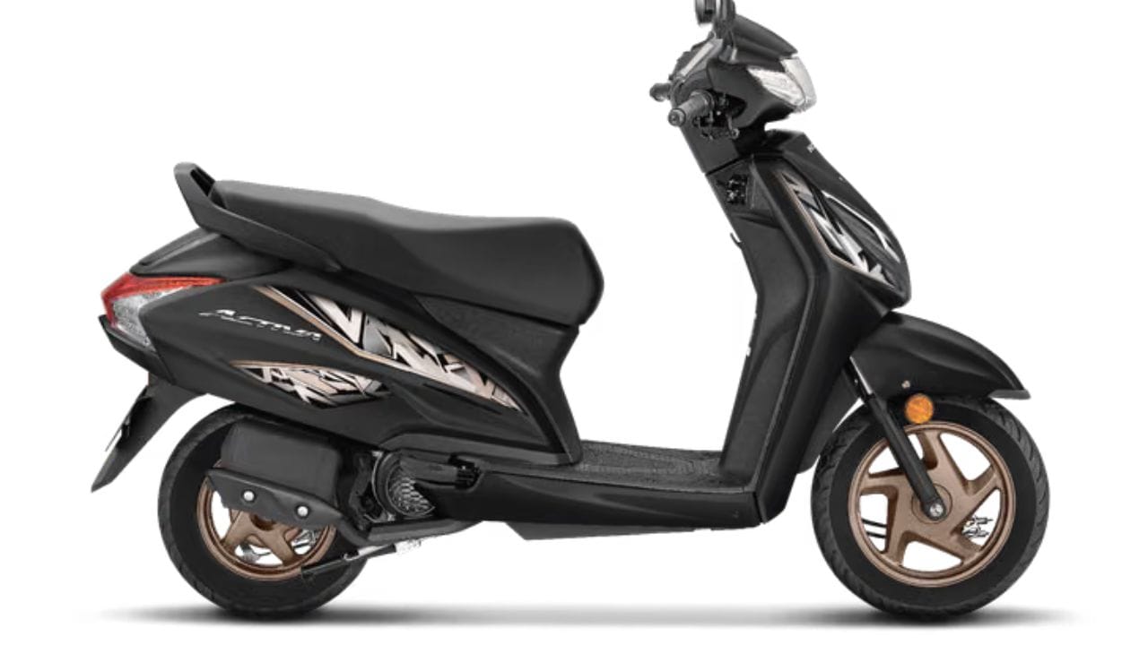 હોન્ડા એક્ટિવા (Honda Activa): ભરોસાનું બીજું નામ: ભારતીય માર્ગો પર દૈનિક ઓફિસ મુસાફરોની પહેલી પસંદગી હંમેશાં હોન્ડા એક્ટિવા રહી છે. તેની સરળ ડિઝાઇન અને શહેરના ગીચ ટ્રાફિકમાં સરળ કંટ્રોલિંગ તેને ખાસ બનાવે છે. 110cc એન્જિન ધરાવતી આ સ્કૂટી લગભગ 59 કિમી/લિટર સુધીના માઇલેજનો દાવો કરે છે. વર્ષ 2026 ના બજાર ભાવ મુજબ તેની શરૂઆતી કિંમત આશરે ₹77,000 ની આસપાસ છે (વિવિધ શહેરો અને વેરિઅન્ટ મુજબ કિંમતમાં તફાવત હોઈ શકે છે).