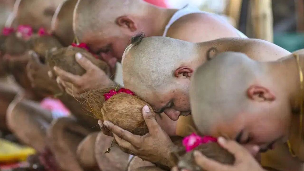 Pitru Paksha 2026 : પિતૃપક્ષ દરમિયાન આ વસ્તુઓનું દાન કરવાથી પિતૃઓ પ્રસન્ન થાય છે, ઘરમાં ક્યારેય પૈસાની કમી નહીં રહે!