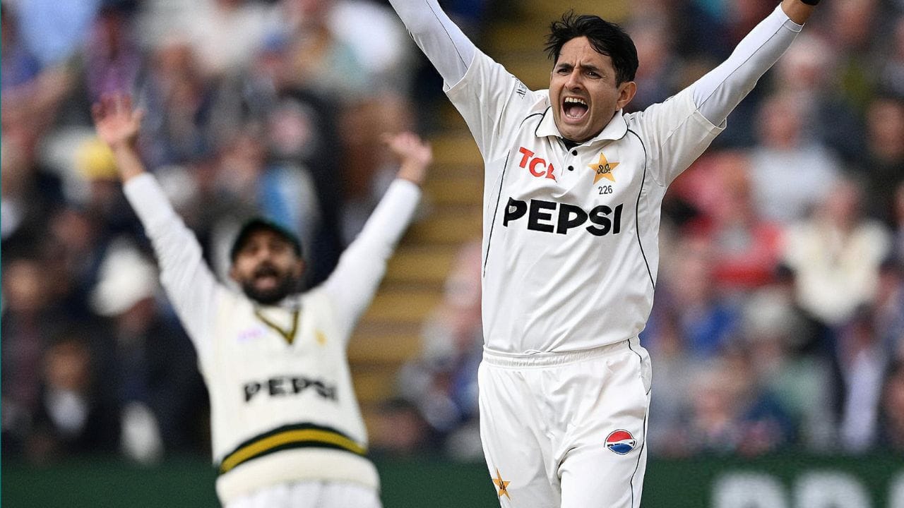 એજબેસ્ટન ટેસ્ટના ચોથા દિવસે ઈંગ્લેન્ડે 130 રનના લક્ષ્યાંકનો પીછો શરૂ કર્યો ત્યારે પાકિસ્તાને શાનદાર શરૂઆત કરી હતી. મોહમ્મદ અબ્બાસે પ્રથમ જ ઓવરમાં ઈંગ્લેન્ડના બંને ઓપનરોને પેવેલિયન મોકલી દીધા હતા.