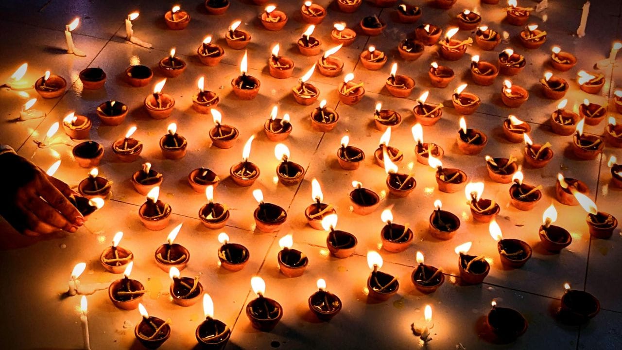 દિવાળીનો તહેવાર 8 નવેમ્બરના રોજ આવે છે.દિવાળી અંધકાર પર પ્રકાશ અને ખરાબ પર સારાના વિજયનું પ્રતીક છે, જે આધ્યાત્મિક શાંતિ, સમૃદ્ધિ અને ભાઈચારો દર્શાવે છે. 14 વર્ષના વનવાસ પછી જ્યારે ભગવાન રામ અયોધ્યા પાછા ફર્યા, ત્યારે શહેરના રહેવાસીઓએ દીવા પ્રગટાવીને તેમનું સ્વાગત કર્યું. આ દિવસે, ઘરમાં શાંતિ અને ખુશી લાવવા માટે ધન અને સમૃદ્ધિની દેવી દેવી લક્ષ્મી અને શાણપણના દેવતા ભગવાન ગણેશની પૂજા કરવામાં આવે છે.