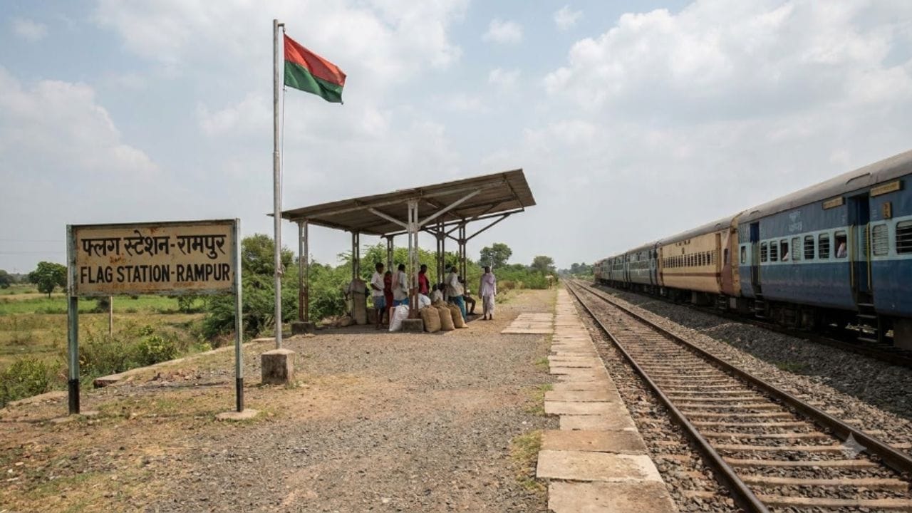 ફ્લેગ પ્લેટફોર્મ (Flag Platform): આ પ્લેટફોર્મ સામાન્ય રીતે નાના સ્ટેશનો કે ગ્રામીણ વિસ્તારોમાં જોવા મળે છે, જ્યાં ટ્રાફિક ખૂબ ઓછો હોય છે. આ એક સાદું પ્લેટફોર્મ હોય છે જ્યાં પેસેન્જર કે લોકલ ટ્રેનો માત્ર ટૂંકા રોકાણ માટે ઊભી રહે છે.