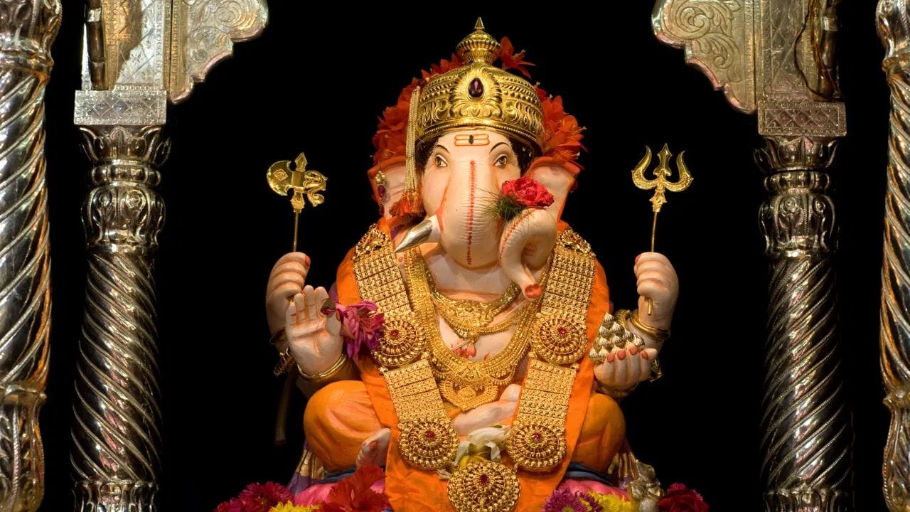 જો કે, ઘણા પરિવારો પોતાની પરંપરા અનુસાર દોઢ, ત્રણ, પાંચ કે સાત દિવસ પછી પણ વિસર્જન કરે છે. ગણેશોત્સવનો સૌથી વધુ ઉત્સાહ મહારાષ્ટ્ર, ખાસ કરીને મુંબઈ અને પુણેમાં જોવા મળે છે. અહીં મોટા સાર્વજનિક પંડાળો, ભવ્ય મૂર્તિઓ અને વિશાળ વિસર્જન સરઘસો આ તહેવારને વિશેષ આકર્ષણ આપે છે. ગોવા, કર્ણાટક, તેલંગાણા અને આંધ્રપ્રદેશમાં પણ ગણેશ ચતુર્થી ખૂબ જ ઉત્સાહપૂર્વક ઉજવવામાં આવે છે. સમય જતાં હવે દેશના ઘણા ભાગોમાં ગણેશોત્સવના ભવ્ય આયોજનો થવા લાગ્યા છે.
