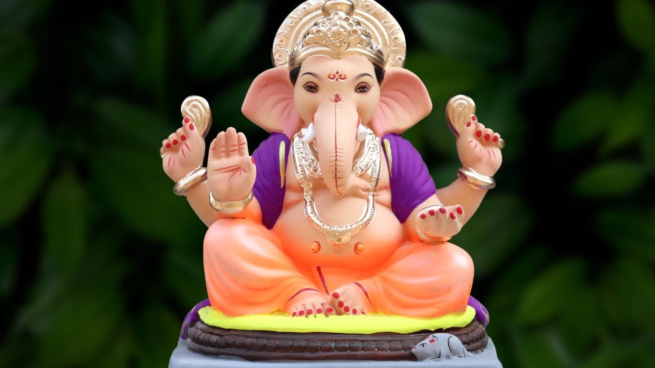 બાપ્પાની મૂર્તિ ઘરે લાવો : ગણેશ ચતુર્થીના દિવસે ઘરમાં ભગવાન ગણેશની સ્થાપના કરવામાં આવે છે. તેથી ઘણા લોકો બાપ્પાની મૂર્તિ અગાઉથી જ ઘરે લાવીને તેમની સ્થાપના માટેની તૈયારીઓ કરે છે. ધાર્મિક માન્યતા અનુસાર, ઘરની પૂજા માટે ભગવાન ગણેશનું શાંત, પ્રસન્ન અને સુંદર સ્વરૂપ ધરાવતી મૂર્તિ શુભ માનવામાં આવે છે. મૂર્તિ પસંદ કરતી વખતે ઘરની પરંપરા અને પૂજાની યોગ્ય રીતનું પણ ધ્યાન રાખવું જોઈએ.
