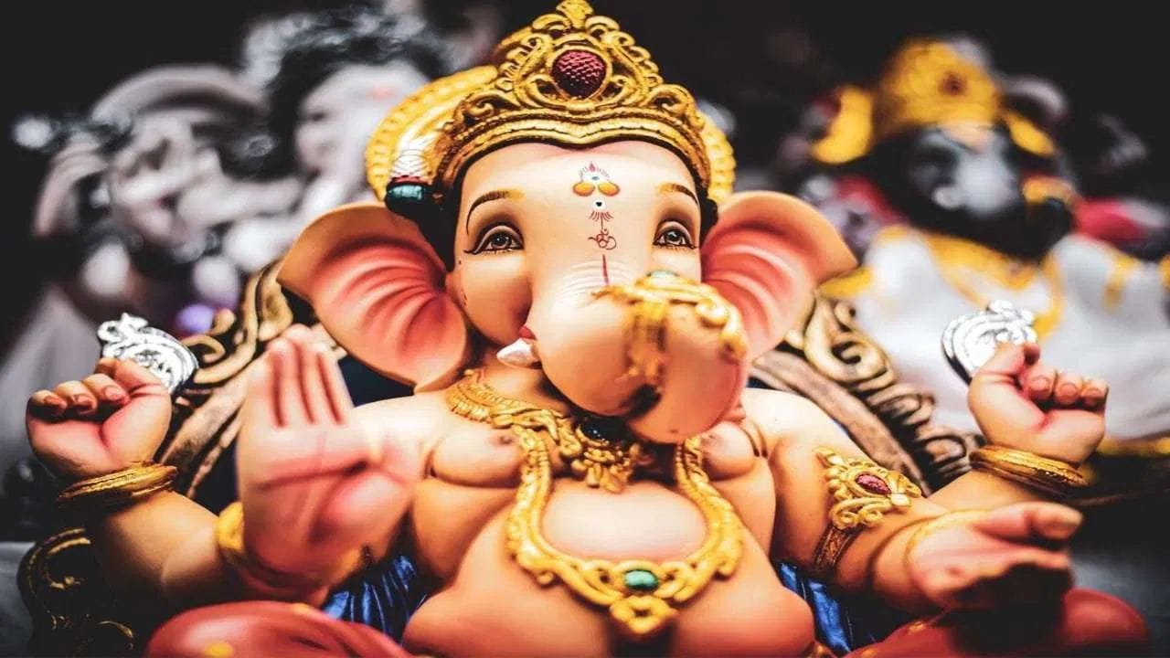 ગણેશ ચતુર્થી વર્ષ 2026 માં 14 સપ્ટેમ્બરે છે અને આ દિવસથી જ ગણેશોત્સવની શરૂઆત થઈ જશે. ભાદરવા મહિનાના શુક્લ પક્ષની ચતુર્થીથી લઈને ચતુર્દશી તિથિ સુધી એટલે કે 10 દિવસ સુધી ગણેશોત્સવ ઉજવવામાં આવે છે. ગણેશોત્સવના 10 દિવસોમાં કેટલાક સ્વપ્નોનું દેખાવું ખૂબ જ શુભ માનવામાં આવે છે. આ સ્વપ્નો બપ્પાની કૃપાનું પ્રતીક માનવામાં આવે છે અને તેને જોયા પછી જીવનમાં સકારાત્મક ફેરફારો પણ તમને જોવા મળી શકે છે.