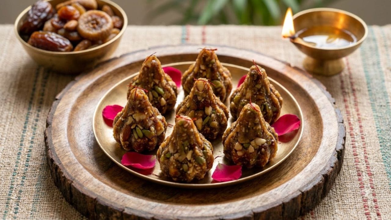 સુગર-ફ્રી હેલ્ધી ડ્રાયફ્રૂટ્સ મોદક : ડ્રાયફ્રૂટ્સના મોદક સ્વાદિષ્ટ હોવાની સાથે સ્વાસ્થ્ય માટે પણ ઉત્તમ છે. તેને બનાવવા માટે વિવિધ નટ્સ (કાજુ, બદામ, પિસ્તા) ને દેશી ઘીમાં શેકી લો અને થોડા વાટીને કરકરા રાખો તથા થોડાનો ઝીણો પાવડર બનાવી લો. ત્યારબાદ ખજૂરના બીજ કાઢી તેની પેસ્ટ બનાવો અને તેને ઘીમાં સાંતળી લો. હવે ખજૂરની પેસ્ટમાં નટ્સનો પાવડર ભેળવી લોટ જેવું કણિક તૈયાર કરો. તેને મોદકના મોલ્ડમાં ભરી વચ્ચે કરકરા ડ્રાયફ્રૂટ્સનું પૂરણ ભરી લો. ખાંડ વગરના આ પૌષ્ટિક મોદક તૈયાર થઈ જશે.