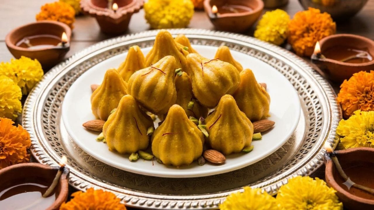માવા-કેસરી મોદક: જો તમે ઝટપટ અને રીચ સ્વાદવાળો પ્રસાદ બનાવવા માંગતા હોવ, તો માવાના કેસરી મોદક શ્રેષ્ઠ વિકલ્પ છે. આ માટે માવાને થોડીવાર ધીમી આંચે શેકી લો. ત્યારબાદ તેને ઠંડો થવા દઈને સ્વાદ અનુસાર દળેલી ખાંડ ઉમેરી મિક્સ કરો. હવે તેને મોદકના સંચામાં નાખી આકાર આપો. 1 ચમચી હૂંફાળા પાણી કે દૂધમાં પલાળેલું કેસર આ મોદક પર ગાર્નિશિંગ માટે લગાવો.