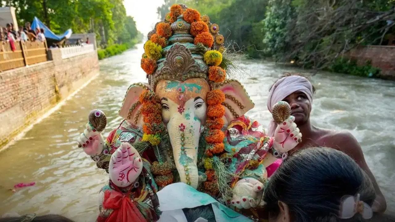વિસર્જન પહેલાં મૂર્તિમાંથી આ વસ્તુઓ દૂર કરવી જરૂરી