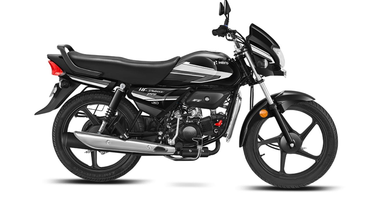 2. Hero HF Deluxe: 60 હજારથી ઓછી કિંમતમાં સુપર માઇલેજ: આ યાદીમાં બીજા ક્રમે હીરોની લોકપ્રિય એચએફ ડીલક્સ છે, જેની પ્રારંભિક દિલ્હી એક્સ-શોરૂમ કિંમત ₹59,998 થી શરૂ થાય છે. એન્જિન અને માઇલેજ: તેમાં 97.2cc નું સિંગલ-સિલિન્ડર એન્જિન છે, જે 5.9 kW ની મહત્તમ પાવર અને 8.05 Nm નો ટોર્ક આપે છે. બાઇકમાં 4-સ્પીડ ગિયરબોક્સ આપવામાં આવ્યું છે. હીરોની સત્તાવાર વેબસાઇટ અનુસાર તેનું પ્રમાણિત ARAI માઇલેજ 68 kmpl છે. ફીચર્સ: અમુક વેરિઅન્ટ્સમાં કંપનીનું પ્રખ્યાત i3S (Idle Stop-Start) સિસ્ટમ મળે છે, જે ટ્રાફિકમાં એન્જિન આપમેળે બંધ કરીને પેટ્રોલ બચાવે છે. આ ઉપરાંત xSENS ફ્યુઅલ ઇન્જેક્શન, ટેલિસ્કોપિક ફ્રન્ટ સસ્પેન્શન, રિયર એડજસ્ટેબલ શોક એબ્ઝોર્બર અને આઈબીએસ જેવા ફીચર્સ દૈનિક મુસાફરીને આરામદાયક બનાવે છે.