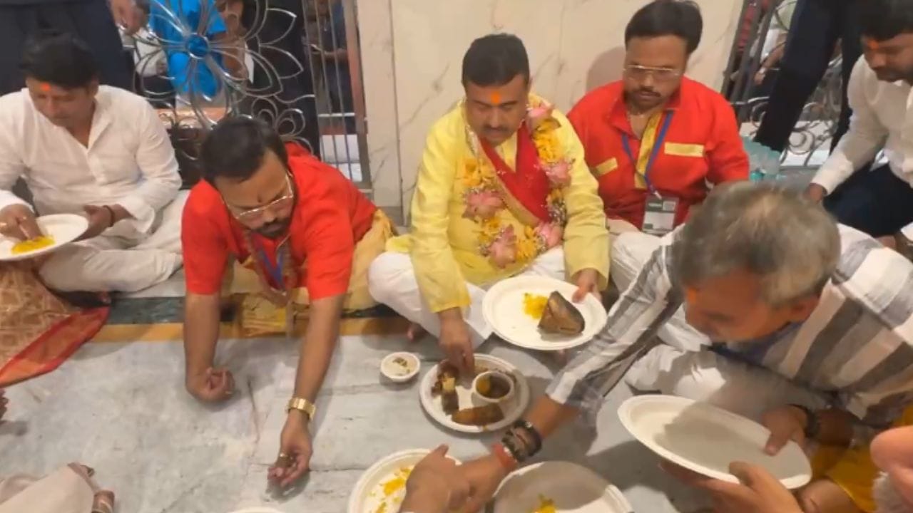પશ્ચિમ બંગાળમાં આ દિવસોમાં દુર્ગા પૂજા પહેલા ખાનપાન અને ધાર્મિક પરંપરાઓને લઈને એક નવી ચર્ચા છેડાઈ ગઈ છે. બાગેશ્વર ધામના ધીરેન્દ્ર કૃષ્ણ શાસ્ત્રીએ બંગાળી હિન્દુઓને અપીલ કરી હતી કે, તેઓ દુર્ગા પૂજા દરમિયાન નોનવેજથી દૂરી બનાવે.