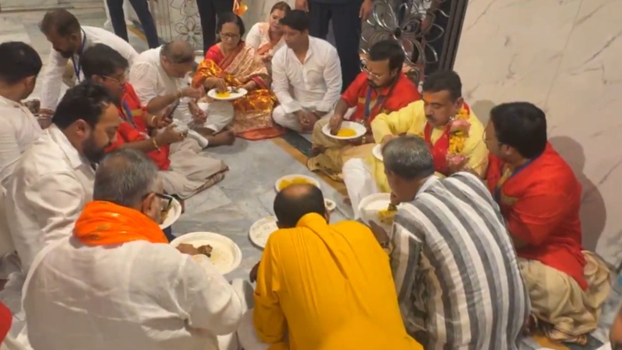 આ નિવેદન પર વિવાદ ત્યારે વધુ વધી ગયો, જ્યારે પશ્ચિમ બંગાળના નેતા શુભેન્દુ અધિકારી કૌશિકી અમાસના પ્રસંગે કોલકાતાના પ્રસિદ્ધ કાલીઘાટ મંદિર પહોંચ્યા અને ત્યાં જમીન પર બેસીને પરંપરાગત માછલીનો ભોગ ગ્રહણ કર્યો.
