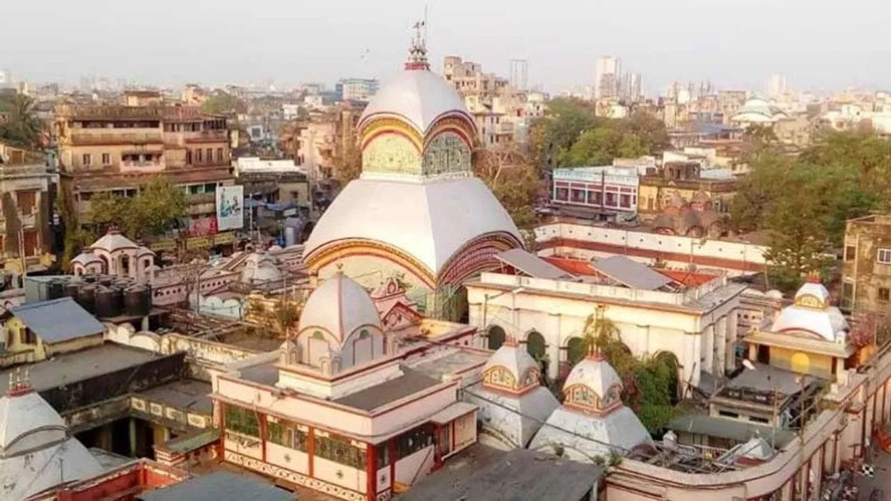 પશ્ચિમ બંગાળના કોલકાતા શહેરમાં સ્થિત કાલીઘાટ કાલી મંદિર પણ દેશના મશહૂર શક્તિપીઠોમાં જોડાયેલ છે. અહીં મા કાલીને પ્રસન્ન કરવા માટે બકરાની બલિ આપવાની પરંપરા ખૂબ જૂની છે. મંદિર પરિસરમાં જ બલિ માટે અલગ જગ્યા બનેલી છે. બલિ આપ્યા પછી બકરાના માસને રાંધીને દેવીને ભોગ લગાવવામાં આવે છે અને ત્યારબાદ તેને ભક્તોમાં પ્રસાદ તરીકે વહેંચવામાં આવે છે. જો કે, આજકાલ ઘણા ભક્તો બલિની જગ્યાએ પ્રતીકાત્મક રીતે નારિયેળ કે કોળું ચઢાવવાનું પણ પસંદ કરે છે. મળતી માહિતી મુજબ, માસનો ભોગ લગાવવાની પરંપરા આજે પણ ચાલી આવે છે.
