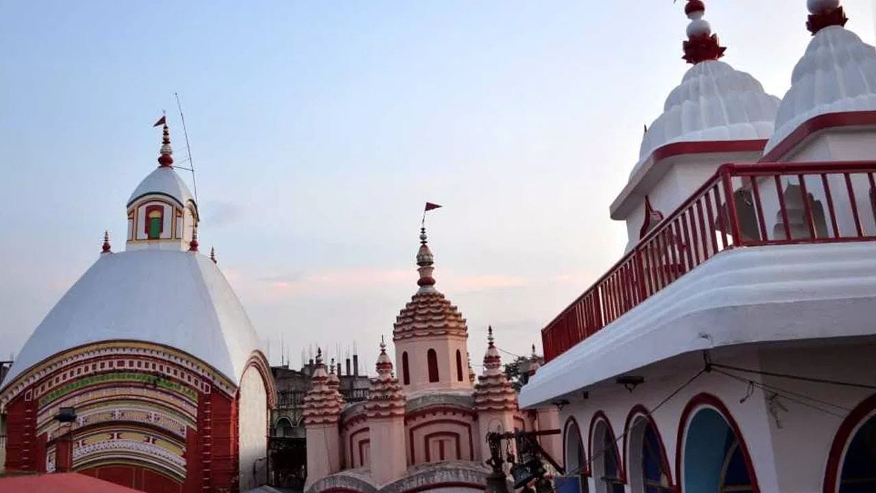 પશ્ચિમ બંગાળના બીરભૂમ જિલ્લામાં સ્થિત તારાપીઠ મંદિર મા તારાને સમર્પિત છે અને તે તંત્ર સાધનાના પ્રમુખ કેન્દ્રોમાંથી એક માનવામાં આવે છે. અહીં પણ મા તારાને પ્રસન્ન કરવા માટે બકરાની બલિ આપવાની પરંપરા છે. સ્મશાન નજીક વસેલું આ મંદિર સાધુ-સંતો અને તાંત્રિકો વચ્ચે ખાસ મહત્વ ધરાવે છે. બલિ આપ્યા પછી માસને દેવીનો પ્રસાદ માનીને વહેંચવામાં આવે છે, જ્યારે મંદિર પરિસરમાં સમયે-સમયે મોટાપાયે અન્નદાનનું આયોજન પણ થાય છે.