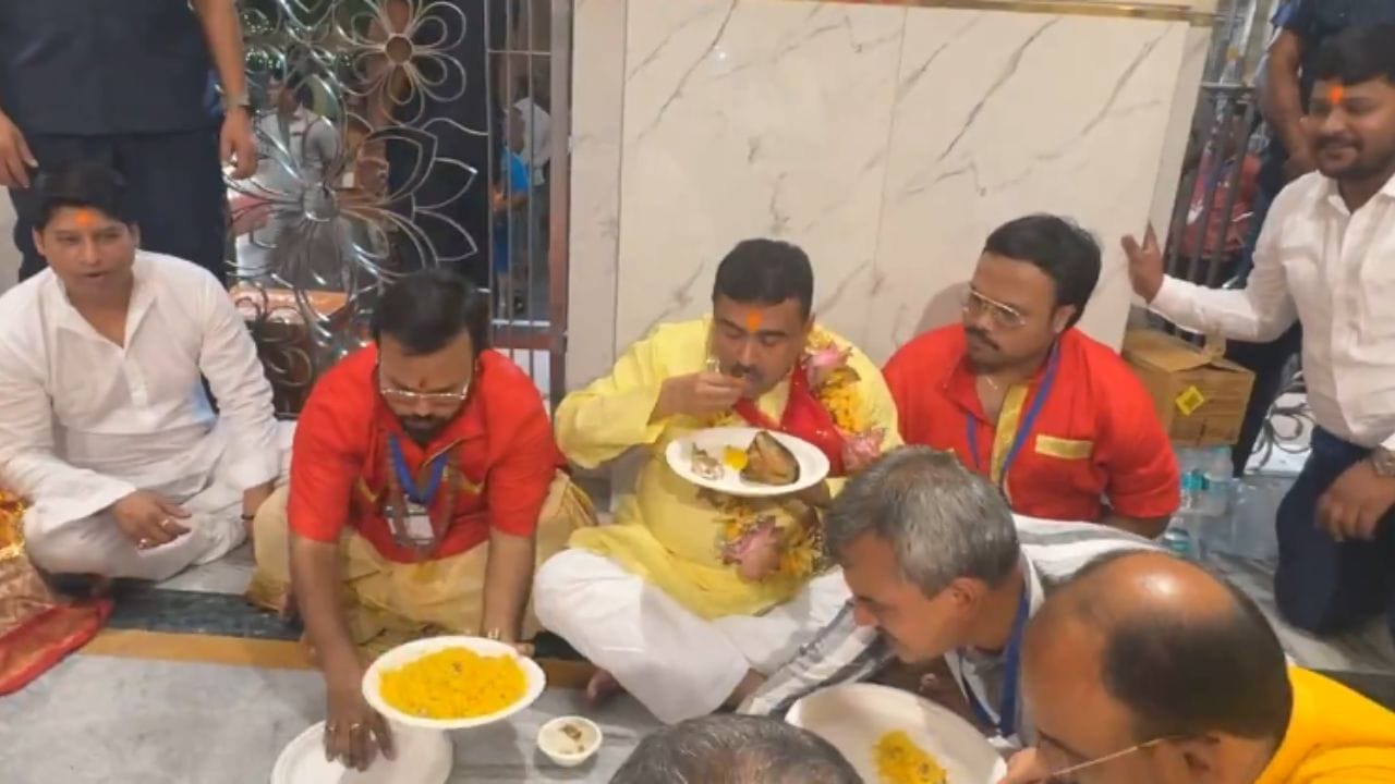 શુભેન્દુ અધિકારી અને BJP તરફથી સ્પષ્ટ સંદેશ આપવામાં આવ્યો કે, બંગાળની સદીઓ જૂની ધાર્મિક અને સાંસ્કૃતિક પરંપરાઓનું સન્માન થવું જોઈએ. આ રાજકીય અને ધાર્મિક ગરમાગરમી વચ્ચે દેશના એવા મંદિરોના નામ ફરી એકવાર ચર્ચામાં આવ્યા છે, જ્યાં ભગવાનને પ્રસાદ તરીકે નોનવેજ ચઢાવવામાં આવે છે.