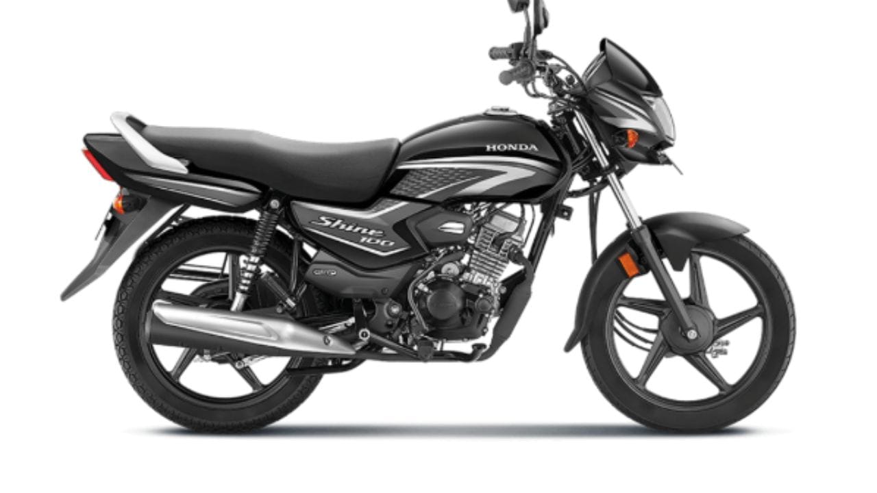 4. Honda Shine 100: 69 હજારથી ઓછી કિંમતમાં હોન્ડાનો ભરોસો: હોન્ડાની એન્ટ્રી-લેવલ શાઇન 100 વિશ્વસનીયતા માટે જાણીતી છે. હાલમાં તેની દિલ્હી એક્સ-શોરૂમ કિંમત ₹68,767 છે. હોન્ડાએ આ કિંમતે નવું OBD2B અપડેટેડ મોડેલ રજૂ કર્યું છે. એન્જિન અને માઇલેજ: તેમાં 98.98cc નું એર-કૂલ્ડ, ફ્યુઅલ-ઇન્જેક્ટેડ એન્જિન મળે છે, જે 5.43 kW ની પાવર અને 8.04 Nm નો ટોર્ક આપે છે. ARAI આંકડા મુજબ તેનું માઇલેજ આશરે 65 kmpl છે. ફીચર્સ: આ બાઇકમાં OBD2B કમ્પ્લાયન્ટ એન્જિન, એલોય વ્હીલ્સ, સીબીએસ (કોમ્બાઇન્ડ બ્રેકિંગ સિસ્ટમ), ટેલિસ્કોપિક ફ્રન્ટ ફોર્ક, ટ્વિન રિયર સસ્પેન્શન, લાંબી સિંગલ-પીસ સીટ અને 5 આકર્ષક કલર ઓપ્શન્સ મળે છે. આ બાઇક ખાસ કરીને ઓછા વજન અને ટકાઉપણા પર ધ્યાન કેન્દ્રિત કરે છે.
