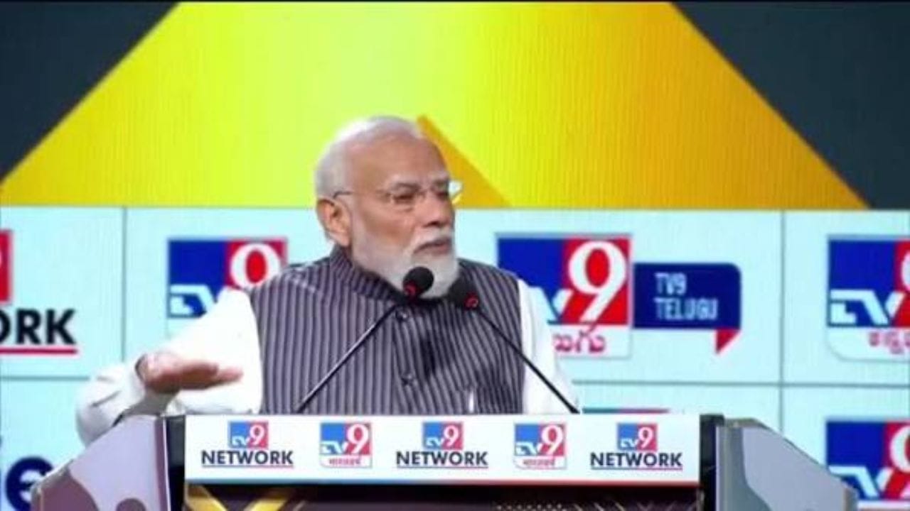 CPGRAMS પોર્ટલ પર ફરિયાદ: આ કેન્દ્ર સરકારનું સત્તાવાર ફરિયાદ નિવારણ પોર્ટલ છે, જે તમામ મંત્રાલયો અને રાજ્ય સરકારોને આવરી લે છે: વેબસાઇટ pgportal.gov.in પર જઈને ઓનલાઇન ફરિયાદ નોંધાવી શકાય છે. પોર્ટલના વોટ્સએપ નંબર અને AI ચેટબોટની મદદથી મોબાઈલ દ્વારા પણ ફરિયાદ દાખલ થઈ શકે છે. ગૂગલ પ્લે સ્ટોર અથવા એપલ એપ સ્ટોર પરથી 'MyGrievance' એપ ડાઉનલોડ કરીને પણ ફરિયાદ નોંધાવી શકાય છે.