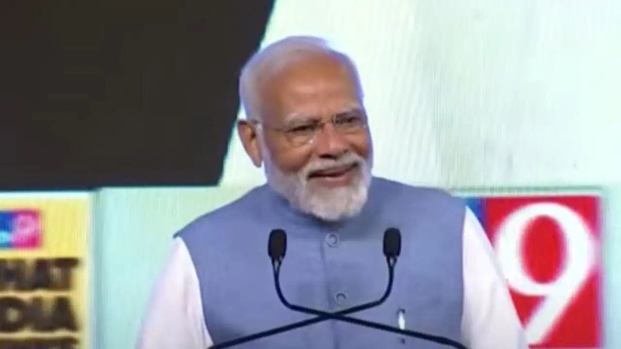 નરેન્દ્ર મોદી એપ (NaMo App): આ વડાપ્રધાનનું અંગત ડિજિટલ પ્લેટફોર્મ છે. એપ સ્ટોર પરથી NaMo App ડાઉનલોડ કરીને 'Write to PM' અથવા 'Share Your Ideas' વિકલ્પ પસંદ કરી સીધા સૂચનો કે ફરિયાદો મોકલી શકાય છે. દેશના વિકાસ કે સરકારી નીતિઓ અંગે નવું સૂચન આપવા માટે MyGov પણ યોગ્ય પ્લેટફોર્મ છે.