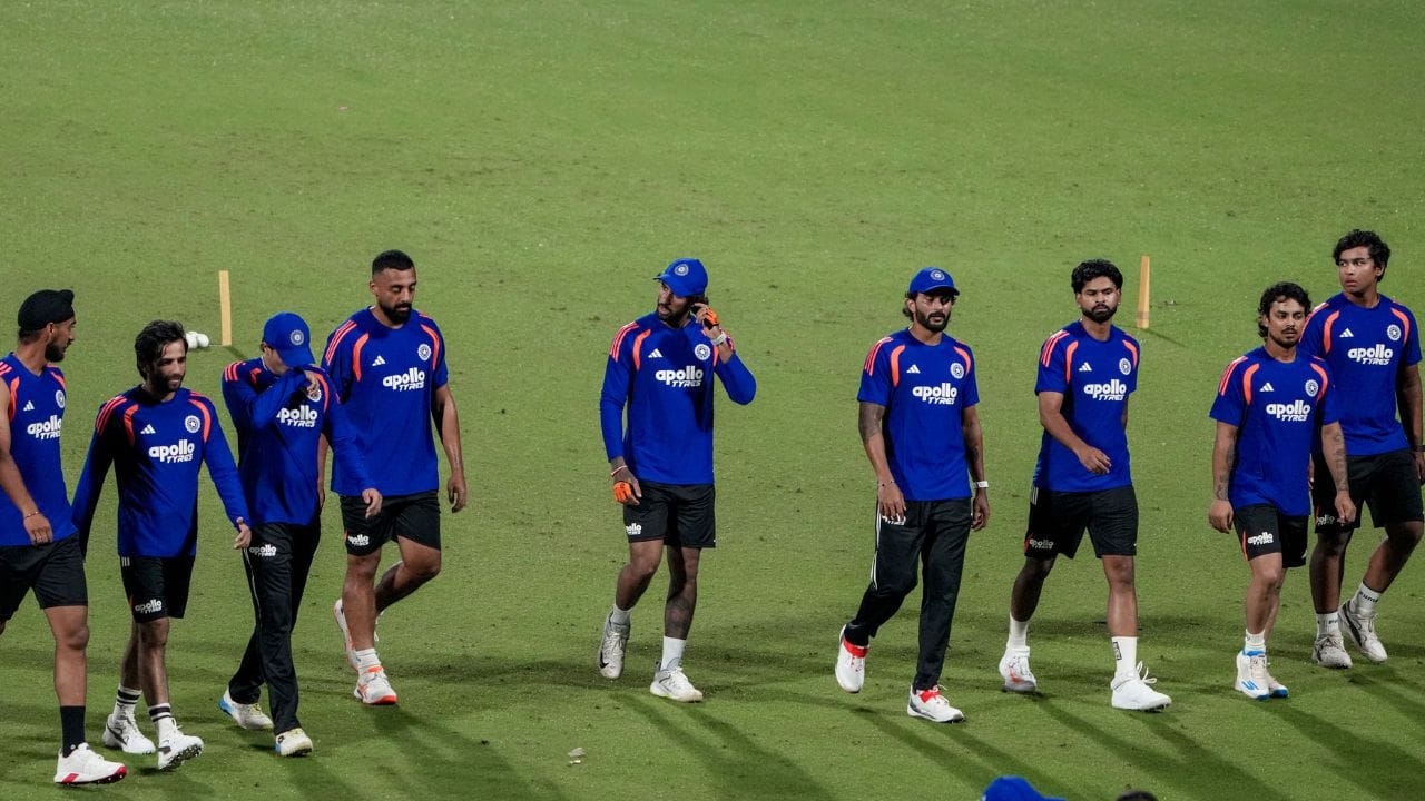 અફઘાનિસ્તાન વિરુદ્ધ બીજી ટી20 મેચ પહેલા ટીમ ઈન્ડિયાને મોટો ઝટકો લાગ્યો છે. સ્ટાર સ્પિનર વરુણ ચક્રવર્તી ઈજાના કારણે આ સીરિઝમાંથી બહાર થયો છે. હવે તેના સ્થાને કોને તક મળે છે. તે જોવાનું રહેશે. (All photo : PTI)