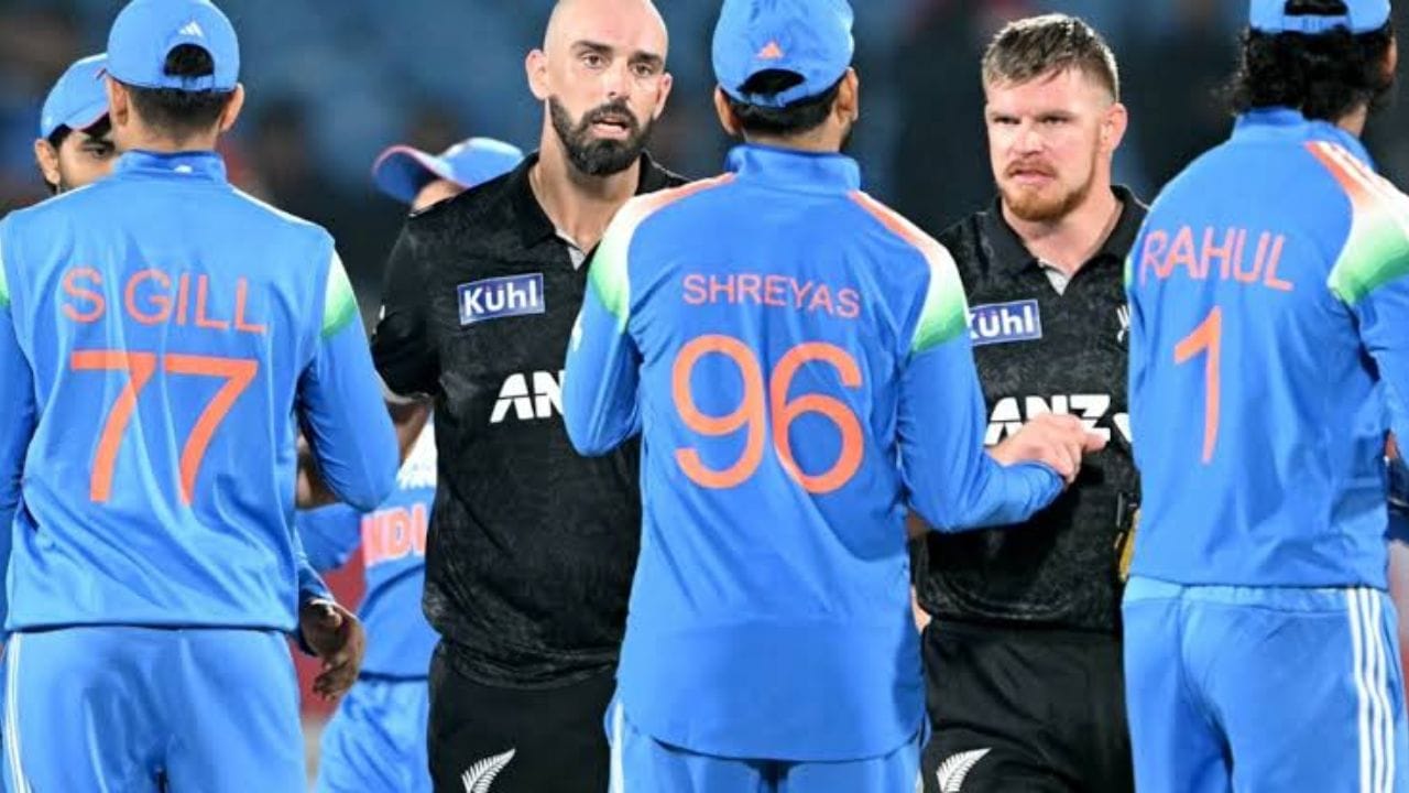 ICC વર્લ્ડ ટેસ્ટ ચેમ્પિયનશિપ 2025-27ની પોઈન્ટ ટેબલમાં ભારત હાલમાં પાંચમા સ્થાને છે. ભારતે 11 મેચમાંથી પાંચમાં જીત મેળવી છે, ચારમાં હાર્યું છે અને બે મેચ ડ્રો રહી છે. બીજી તરફ ન્યૂઝીલેન્ડ ત્રીજા સ્થાને છે. તેણે છ મેચમાંથી ચાર જીતી, એક હારી અને એક ડ્રો કરી છે. બંને ટીમો વચ્ચેની આગામી ટેસ્ટ શ્રેણી પોઈન્ટ ટેબલ માટે ખૂબ મહત્વપૂર્ણ રહેશે. (PC:PTI/X)