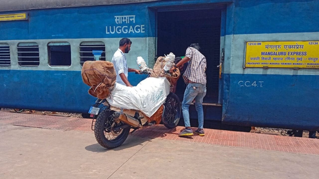ઘણી વખત નોકરી, અભ્યાસ કે અન્ય કામ માટે એક શહેરથી બીજા શહેરમાં જવાનું થાય છે. આવી સ્થિતિમાં પોતાની બાઈક કે સ્કૂટર પણ સાથે લઈ જવાની જરૂર પડે છે. જો રોડ માર્ગે વાહન લઈ જવું મુશ્કેલ હોય, તો ભારતીય રેલવે એક સારો વિકલ્પ બની શકે છે.