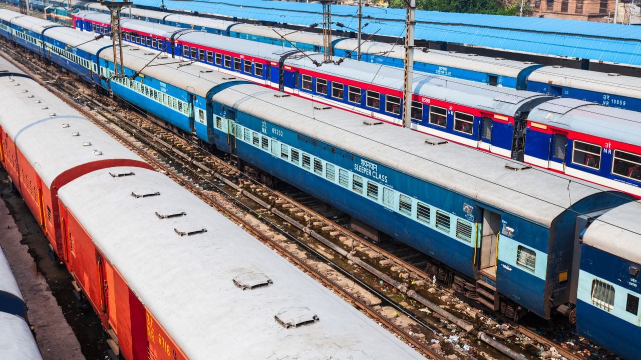 ત્યારબાદ 'Passenger Details' પેજ પર જાઓ. અહીં નીચે સ્ક્રોલ કરતાં 'Other Preferences' અથવા 'Catering Service' સંબંધિત વિકલ્પ જોવા મળી શકે છે. જો તમારી ટ્રેનમાં આ સુવિધા ઉપલબ્ધ હોય, તો ત્યાંથી 'No Food' વિકલ્પ પસંદ કરી શકાય છે.