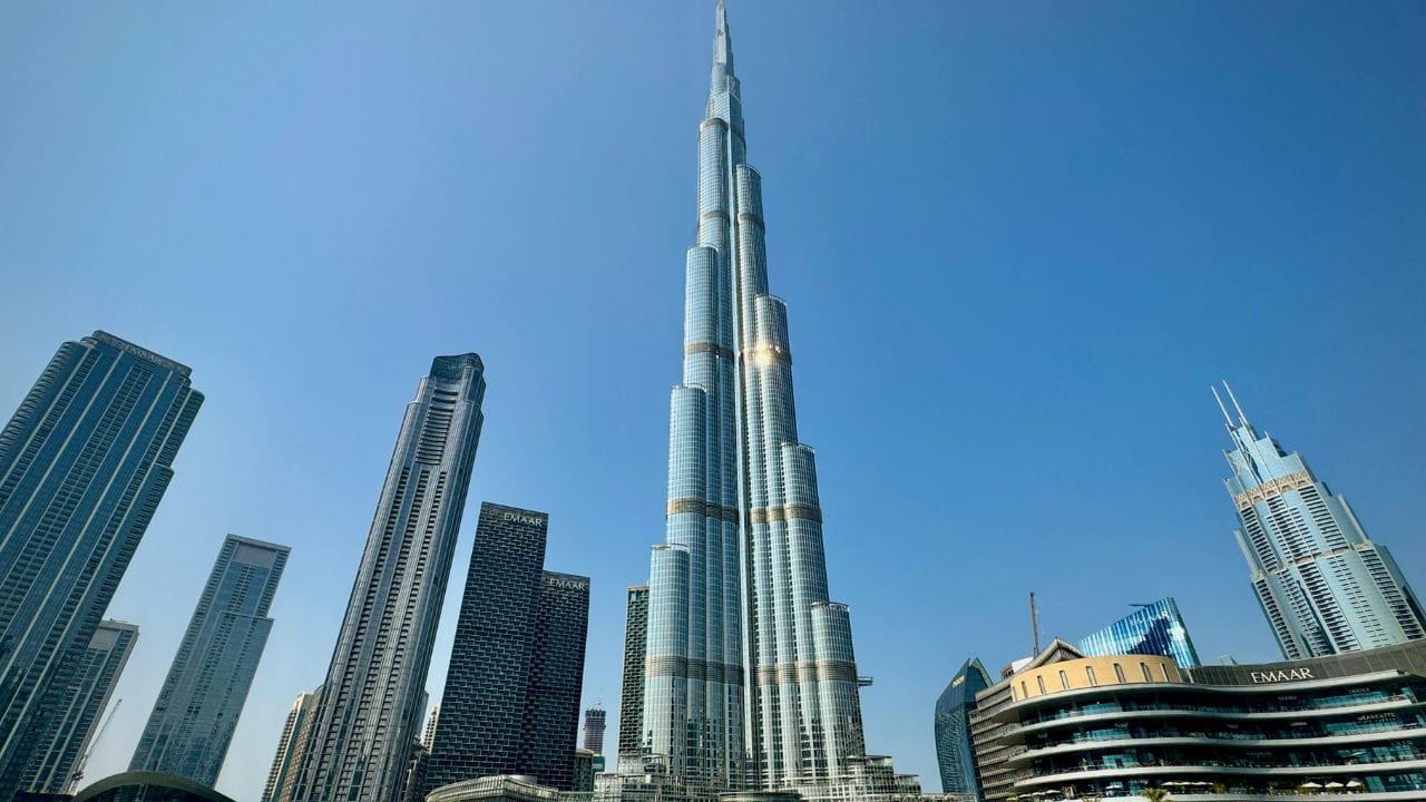 Gulf countriesની વાત કરીએ તો UAE અને સાઉદી અરેબિયા ભારતીયો માટે પહેલેથી જ મોટા employment destinations છે. 2025માં ભારત સરકારે UAE માટે 2,00,686 અને સાઉદી અરેબિયા માટે 1,36,812 emigration clearances નોંધાવ્યા હતા. અહીં construction, hospitality, logistics, engineering, healthcare અને અન્ય service sectorsમાં ભારતીય કામદારો મોટી સંખ્યામાં જાય છે. નોંધનીય છે કે emigration clearanceનો આંકડો એટલે દેશમાં કામ કરતા ભારતીયોની કુલ સંખ્યા નહીં, પરંતુ સંબંધિત પ્રક્રિયા હેઠળ મંજૂર થયેલા emigrant workersની સંખ્યા છે.