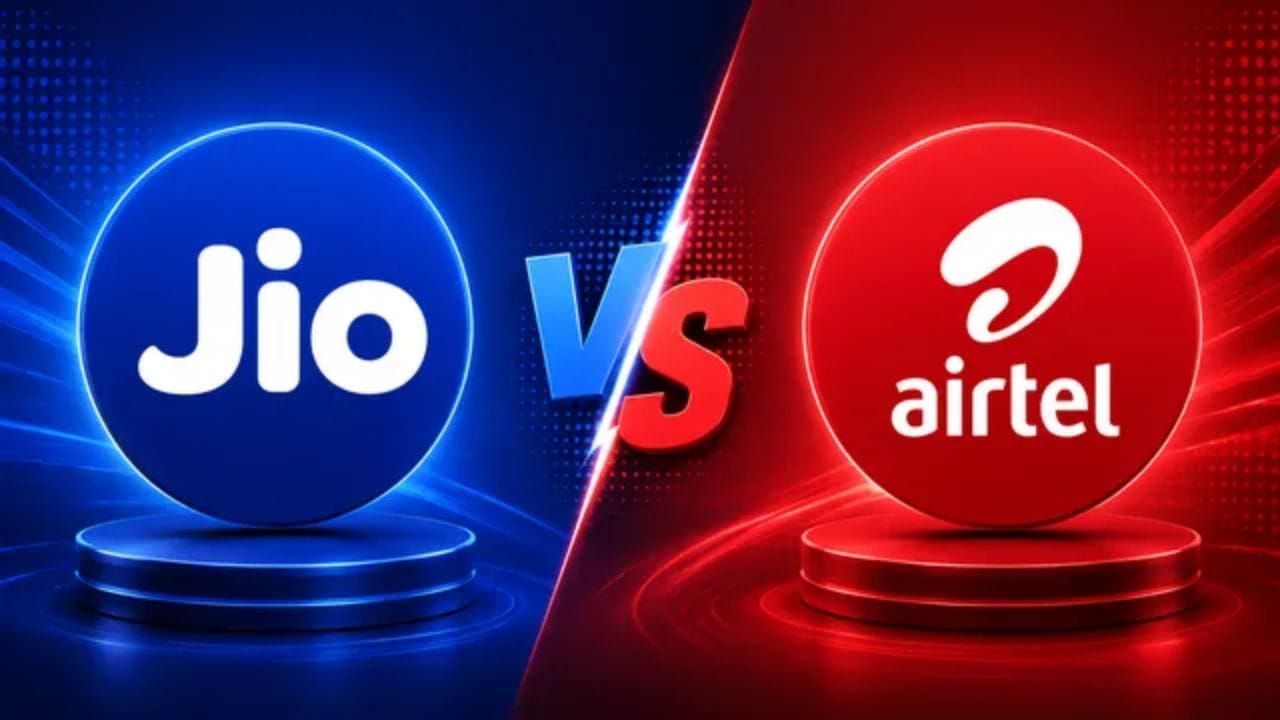 દેશની સૌથી મોટી ટેલિકોમ કંપની, Reliance Jio, લોકપ્રિય ₹450 પ્રીપેડ પ્લાન ઓફર કરે છે. દરમિયાન, Bharti Airtel પાસે ₹449 નો પ્લાન છે, જેની કિંમત Jio ની ઓફરની ખૂબ નજીક છે. આ પ્રશ્ન ઉભો કરે છે: આ બે પ્લાનમાં શું તફાવત છે, અને કયો ગ્રાહકોને વધુ મૂલ્ય આપે છે? અમે તમને નિર્ણય લેવામાં મદદ કરવા માટે અહીં છીએ. 