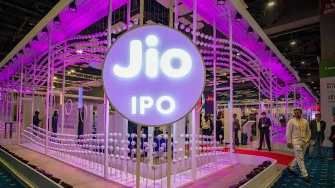 Jioના સંભવિત IPOને લઈને પણ બજારમાં સતત ચર્ચા ચાલી રહી છે. જો કંપની ભવિષ્યમાં શેરબજારમાં લિસ્ટ થાય છે, તો તેની કોર્પોરેટ રચના અને મેનેજમેન્ટની જવાબદારીઓ વધુ મહત્વપૂર્ણ બની શકે છે. આવી સ્થિતિમાં આકાશ અંબાણીની ભૂમિકા વધુ મજબૂત બની શકે છે, કારણ કે તેઓ કંપનીના નેતૃત્વ અને ભવિષ્યની વ્યૂહરચનામાં પહેલેથી જ મહત્વપૂર્ણ સ્થાન ધરાવે છે.