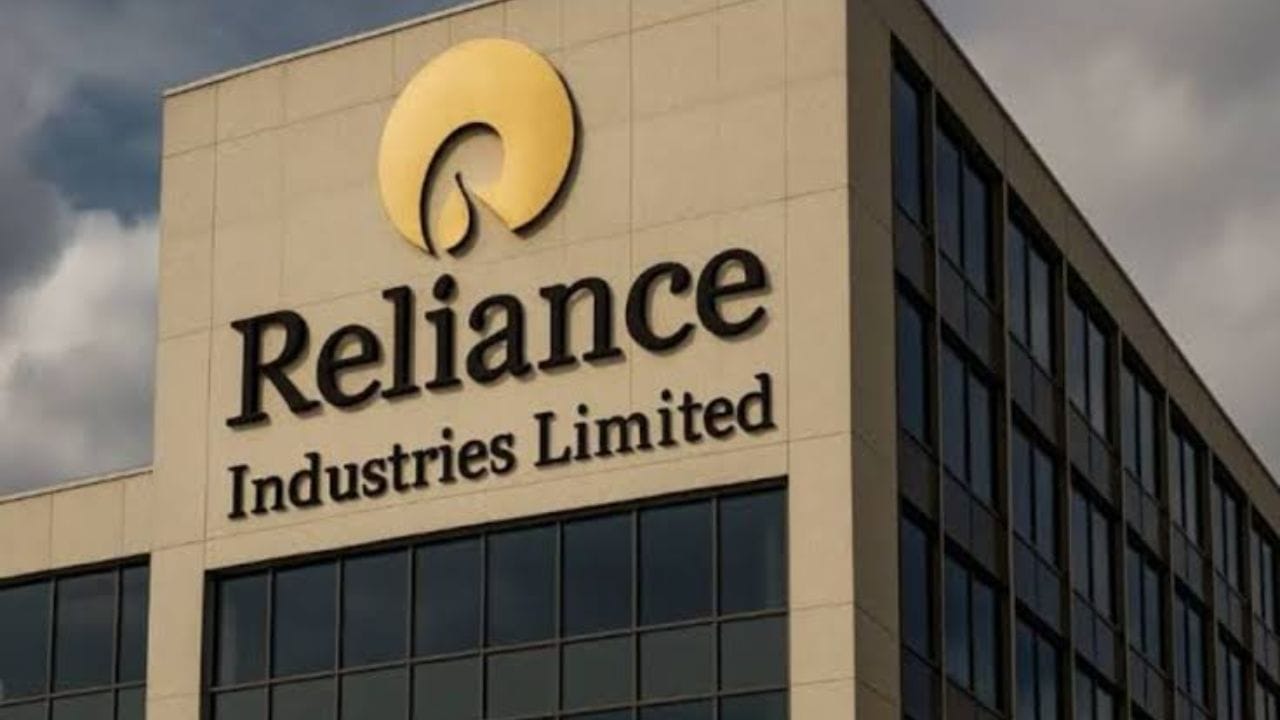 સરળ શબ્દોમાં કહીએ તો Reliance Jio, Reliance Industries Groupનો એક મહત્વપૂર્ણ ભાગ છે અને મુકેશ અંબાણી ગ્રુપના મુખ્ય નેતા તરીકે મહત્વપૂર્ણ સ્થાન ધરાવે છે. જ્યારે Jioના રોજિંદા સંચાલન અને નેતૃત્વમાં આકાશ અંબાણીની જવાબદારી વધી રહી છે. આ રીતે Jioના ભવિષ્યના નેતૃત્વમાં આકાશ અંબાણી એક મહત્વપૂર્ણ ચહેરા તરીકે ઉભરી રહ્યા છે, જ્યારે મુકેશ અંબાણી હજુ પણ સમગ્ર Reliance Groupની વ્યૂહાત્મક દિશા અને મોટા નિર્ણયો સાથે જોડાયેલા છે.