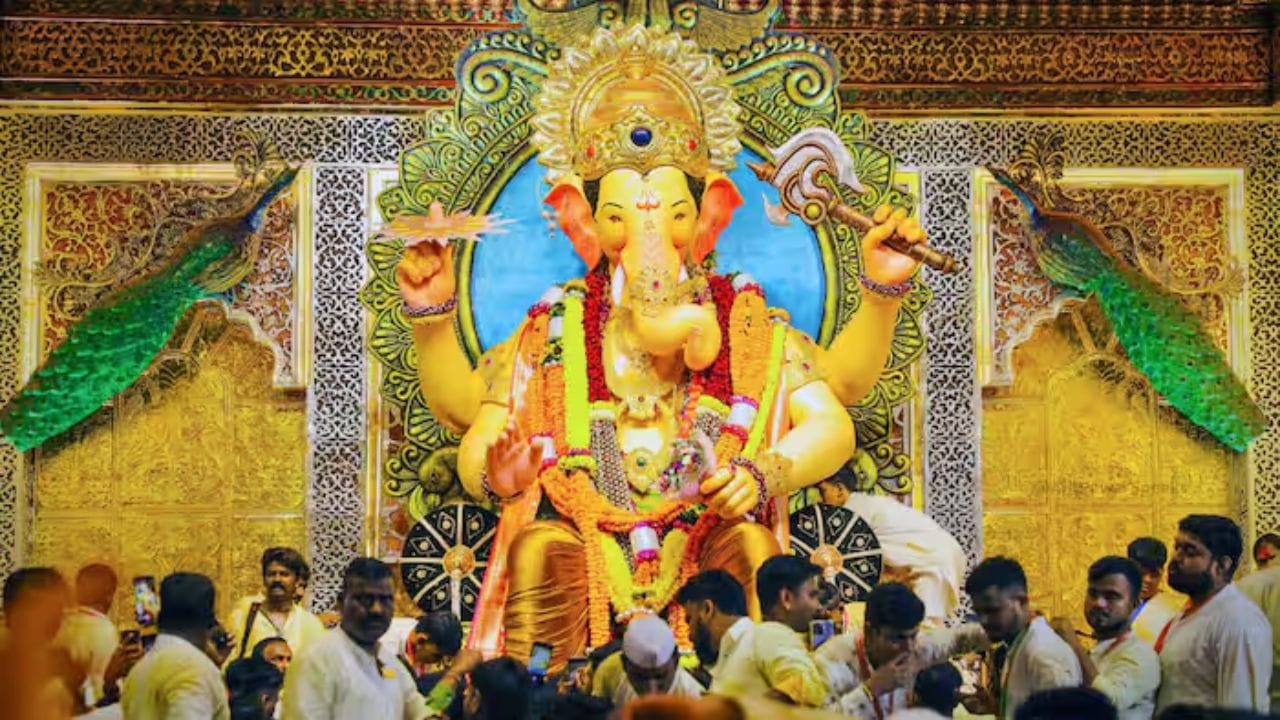ડાયાલિસિસ સેન્ટરથી લઈને દર્દીઓની મદદ સુધી: કદાચ તમને ખ્યાલ નહીં હોય કે મંડળ આ નાણાંમાંથી અનેક સામાજિક પહેલ ચલાવે છે. જેમાં ડાયાલિસિસ સેન્ટર, દર્દી સહાય યોજના, કોમ્પ્યુટર સેન્ટર, લાઈબ્રેરી અને બુક બેંક જેવી ઉત્તમ સુવિધાઓ સામેલ છે. એટલે કે ભક્તો દ્વારા બાપ્પાના ચરણોમાં અર્પણ કરાયેલી રકમ આગળ જઈને જરૂરિયાતમંદ લોકોની મદદ અને લોકકલ્યાણના કાર્યોમાં ઉપયોગમાં લેવાય છે.