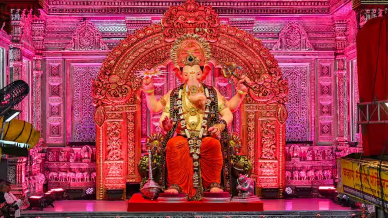 સોનું અને અન્ય કિંમતી વસ્તુઓની ગણતરી હજુ બાકી: હાલ પૂરતી દાનપેટીમાંથી મળેલી કુલ રકમ કે સામાનની અંતિમ કિંમત સામે આવી નથી. રોકડની ગણતરી પૂર્ણ થયા બાદ સોનું અને અન્ય કિંમતી વસ્તુઓની અલગથી ગણતરી અને ચકાસણી કરવામાં આવશે. મંડળ તરફથી કહેવામાં આવ્યું છે કે આ પ્રક્રિયા પૂર્ણ થયા પછી જ ચોક્કસ ખ્યાલ આવશે કે કેટલું સોનું અને કેટલો અન્ય કિંમતી સામાન ભેટ તરીકે મળ્યો છે.