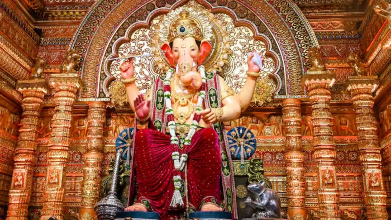 25 સપ્ટેમ્બર સુધી ચાલશે લાલબાગચા રાજાનો ઉત્સવ: આ વર્ષે ગણેશોત્સવ 14 સપ્ટેમ્બરથી શરૂ થયો છે અને લાલબાગચા રાજાના દર્શન તેમજ ઉત્સવનો આ સિલસિલો અનંત ચતુર્દશી એટલે કે 25 સપ્ટેમ્બર સુધી ચાલશે. આવી સ્થિતિમાં આગામી દસ દિવસોમાં દાનપેટીમાં હજુ કેટલો ચઢાવો આવે છે તેના પર પણ સૌની નજર રહેશે.(Images from: IANS )