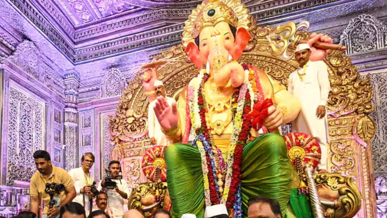 લાલબાગચા રાજાની દાનપેટી ખૂલી: વિશ્વભરમાં પ્રખ્યાત મુંબઈના લાલબાગચા રાજાની દાનપેટી ગણેશોત્સવના બરાબર એક દિવસ પછી, એટલે કે મંગળવારે ખોલવામાં આવી હતી. પેટી ખૂલતાં જ તેમાંથી રોકડ રકમ સાથે ડૉલર અને સોનાની ચેઈન જેવી કિંમતી વસ્તુઓ મળી આવી હતી. જોકે, આ તમામ બાબતો વચ્ચે એક એવો ચઢાવો પણ મળ્યો જેણે લોકોનું વિશેષ ધ્યાન ખેંચ્યું હતું.
