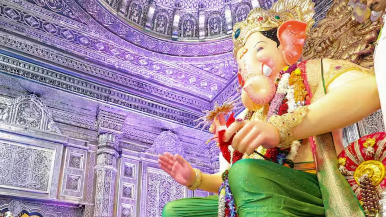 અનેક લોકો સાથે મળીને કરી રહ્યા છે પૈસાની ગણતરી: લાલબાગચા રાજાની દાનપેટીમાંથી નીકળેલા પૈસાની ગણતરી કોઈ એક વ્યક્તિ નથી કરી રહી, પરંતુ તેના માટે આખી ટીમ લાગેલી છે. બેંક ઓફ મહારાષ્ટ્રના કર્મચારીઓ, BMC ના અધિકારીઓ-કર્મચારીઓ, મંડળના સભ્યો અને સલાહકાર સભ્યો સહિત અન્ય લોકો પણ આ સમગ્ર પ્રક્રિયામાં જોડાયેલા છે.