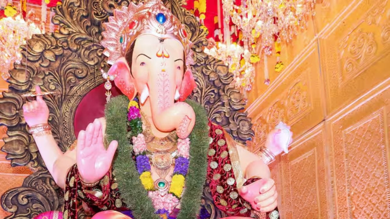 ગણતરી બાદ બેંકમાં જમા થશે રોકડ રકમ: મંડળના ખજાનચી મંગેશ દળવીએ જણાવ્યું હતું કે આજે જેટલી પણ રોકડની ગણતરી પૂર્ણ થશે, તેને સાંજ સુધીમાં બેંક ઓફ મહારાષ્ટ્રમાં જમા કરાવી દેવામાં આવશે. એટલે કે ભક્તો તરફથી ચઢાવવામાં આવેલી રકમને પદ્ધતિસર ગણીને બેંકમાં સુરક્ષિત રાખવામાં આવશે.