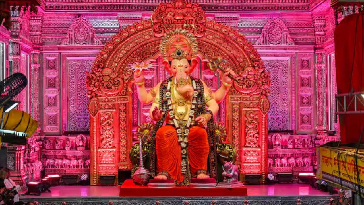 ચઢાવાના પૈસા કયા કામોમાં વપરાય છે?: લાલબાગચા રાજા મંડળના જણાવ્યા અનુસાર, ગણેશોત્સવના આ 10 દિવસોમાં મળતા નાણાં માત્ર દાનપેટી સુધી સીમિત રહેતા નથી. આ રકમનો ઉપયોગ મંડળની વિવિધ આરોગ્ય, શિક્ષણ અને સામાજિક કલ્યાણ સાથે જોડાયેલી યોજનાઓ ચલાવવા માટે કરવામાં આવે છે.