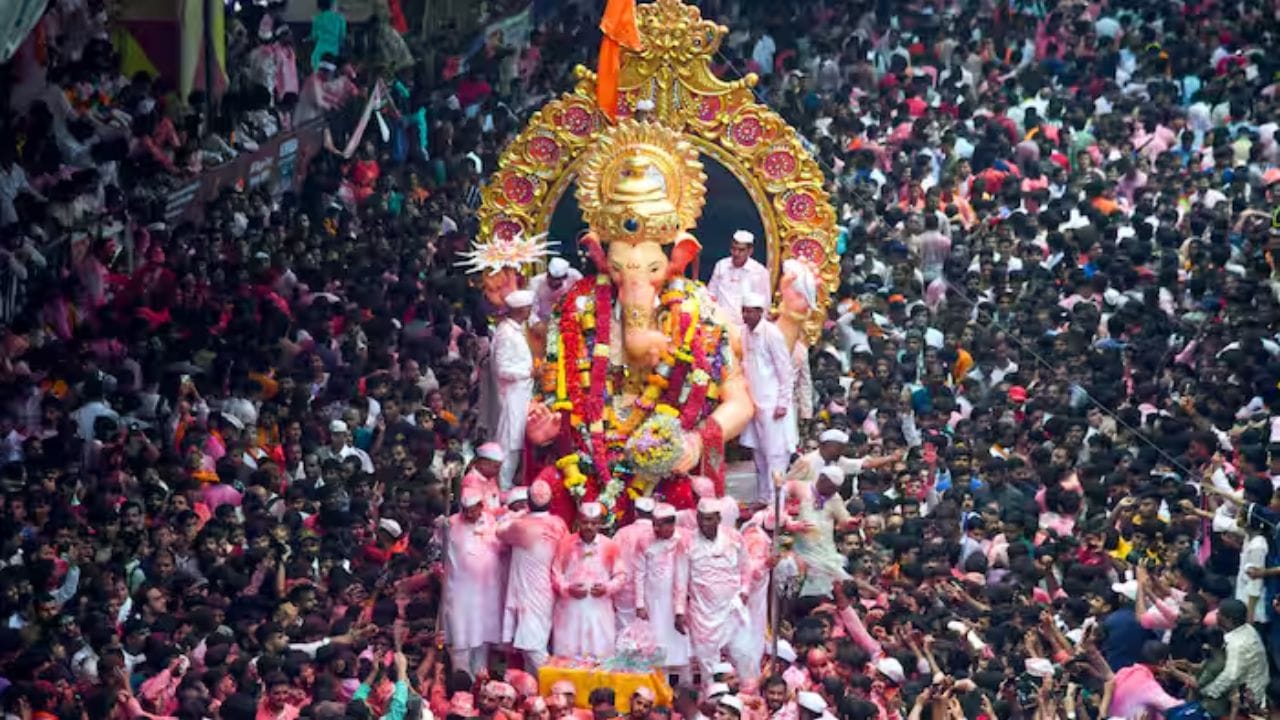 ડૉલર-દાગીના સાથે લાકડાના બેટ પણ મળ્યા: 'ધ સ્ટેટ્સમેન'ના અહેવાલ મુજબ દાનપેટીમાંથી લાકડાના બેટ પણ મળ્યા છે. આ વખતે ભક્તોએ બાપ્પા પ્રત્યે પોતાની શ્રદ્ધા અનુસાર અલગ-અલગ પ્રકારની વસ્તુઓ અર્પણ કરી છે. હાલમાં રોકડ રકમની ગણતરી ચાલી રહી છે, જ્યારે સોનું અને અન્ય કિંમતી વસ્તુઓની અલગથી તપાસ કરીને તેની કિંમતનું મૂલ્યાંકન કરવામાં આવશે.