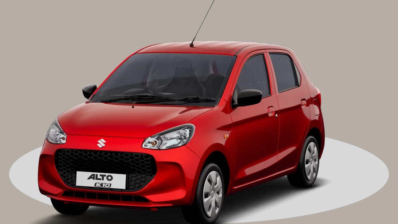 1. મારુતિ સુઝુકી અલ્ટો K10 (Maruti Suzuki Alto K10) : ઓછા બજેટમાં પહેલી કાર ખરીદવા માંગતા પરિવારો માટે મારુતિ અલ્ટો K10 હંમેશાથી સૌથી લોકપ્રિય પસંદ રહી છે. શરૂઆતી કિંમત: આશરે ₹3.99 લાખ (એક્સ-શોરૂમ). અંદાજિત EMI: જો તમે આશરે ₹80,000 નું ડાઉન પેમેન્ટ કરો છો, તો તેનો માસિક હપ્તો આશરે ₹6,500 થી ₹7,000 ની આસપાસ જ બને છે. ખાસિયત: તેમાં મળતું 1.0-લિટર K-સિરીઝ એન્જિન સિટી ટ્રાફિક માટે ઉત્તમ છે અને તે 24 કિમી પ્રતિ લિટરથી વધુની શાનદાર માઇલેજ આપે છે, જેનાથી ફ્યુઅલ ખર્ચ પણ ઓછો રહે છે.(Image From: Maruti Suzuki)