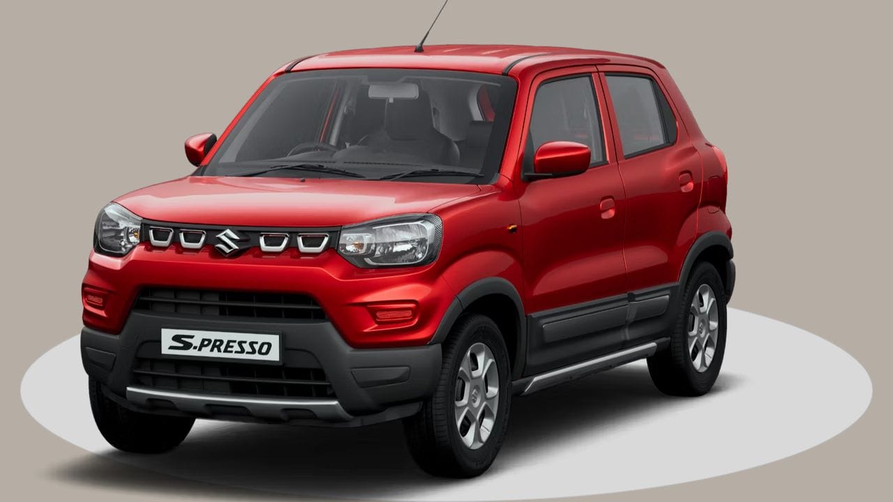 2. મારુતિ સુઝુકી એસ-પ્રેસો (Maruti Suzuki S-Presso) : જો તમને બજેટ રેન્જમાં મિની-SUV જેવો લૂક અને ઊંચી ડ્રાઇવિંગ સીટિંગ ગમતી હોય, તો એસ-પ્રેસો ઉત્તમ વિકલ્પ છે. શરૂઆતી કિંમત: આશરે ₹4.26 લાખ (એક્સ-શોરૂમ). અંદાજિત EMI: આ કારનો માસિક હપ્તો પણ અલ્ટોની સમકક્ષ ખૂબ જ સામાન્ય રહે છે. ખાસિયત: ઊંચો ગ્રાઉન્ડ ક્લિયરન્સ અને કેબિનમાં સારો લેગ-રૂમ ખરાબ રસ્તાઓ પર પણ સરળતાથી ડ્રાઇવિંગ કરવામાં મદદ કરે છે. મારુતિનું મોટું સર્વિસ નેટવર્ક અને નજીવો મેન્ટેનન્સ ખર્ચ તેને લો-બજેટ પરિવારો માટે સંપૂર્ણ ટેન્શન-ફ્રી કાર બનાવે છે.(Image From: Maruti Suzuki)