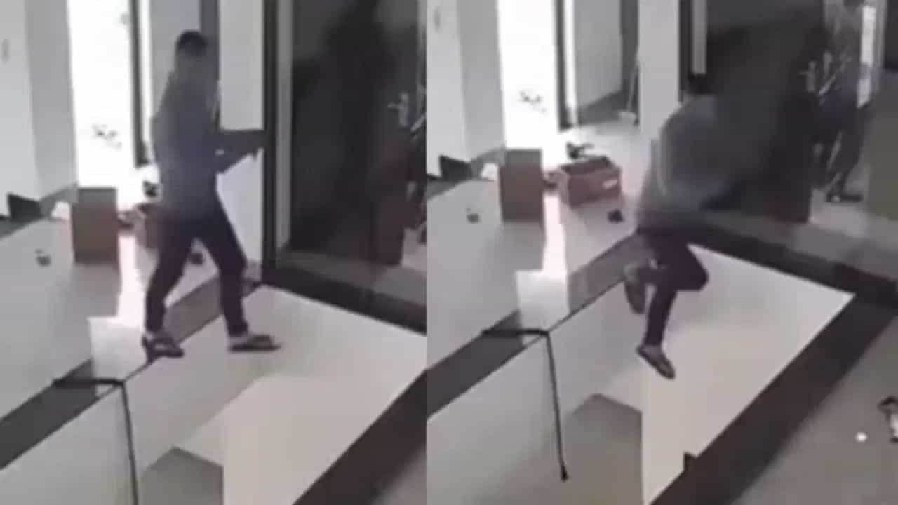 Trending Video : શું તમે પણ ચાલતા-ચાલતા મોબાઈલ વાપરો છો ? મોબાઈલમાં ખોવાયેલો શખ્સ અચાનક ખુલ્લી છતમાં પડ્યો, જુઓ CCTV Video