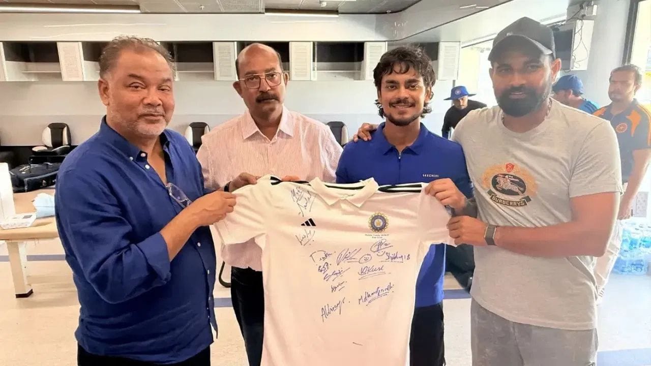 ઈસ્ટ ઝોન ટીમે તેના સ્ટાર ફાસ્ટ બોલરને આખી ટીમ દ્વારા સહી કરાયેલ જર્સી પણ ભેટમાં આપી હતી. આ કાર્યક્રમ દરમિયાન ઈસ્ટ ઝોનના કેપ્ટન ઇશાન કિશન અને વાઇસ-કેપ્ટન વૈભવ સૂર્યવંશી પણ શમી સાથે જોવા મળ્યા હતા.