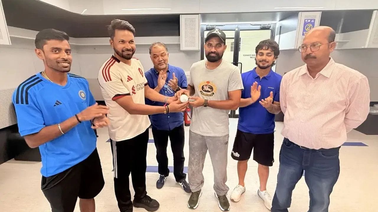 મોહમ્મદ શમીની ફર્સ્ટ ક્લાસ કારકિર્દી 2010 માં શરૂ થઈ હતી. તેણે અત્યાર સુધીમાં 99 ફર્સ્ટ ક્લાસ મેચોમાં 382 વિકેટ લીધી છે. આ સમયગાળા દરમિયાન, તેણે 15 વખત એક ઇનિંગમાં 5 વિકેટ લીધી છે. તેણે બે વાર મેચમાં 10 વિકેટ પણ લીધી છે. (PC: PTI/Instagram)
