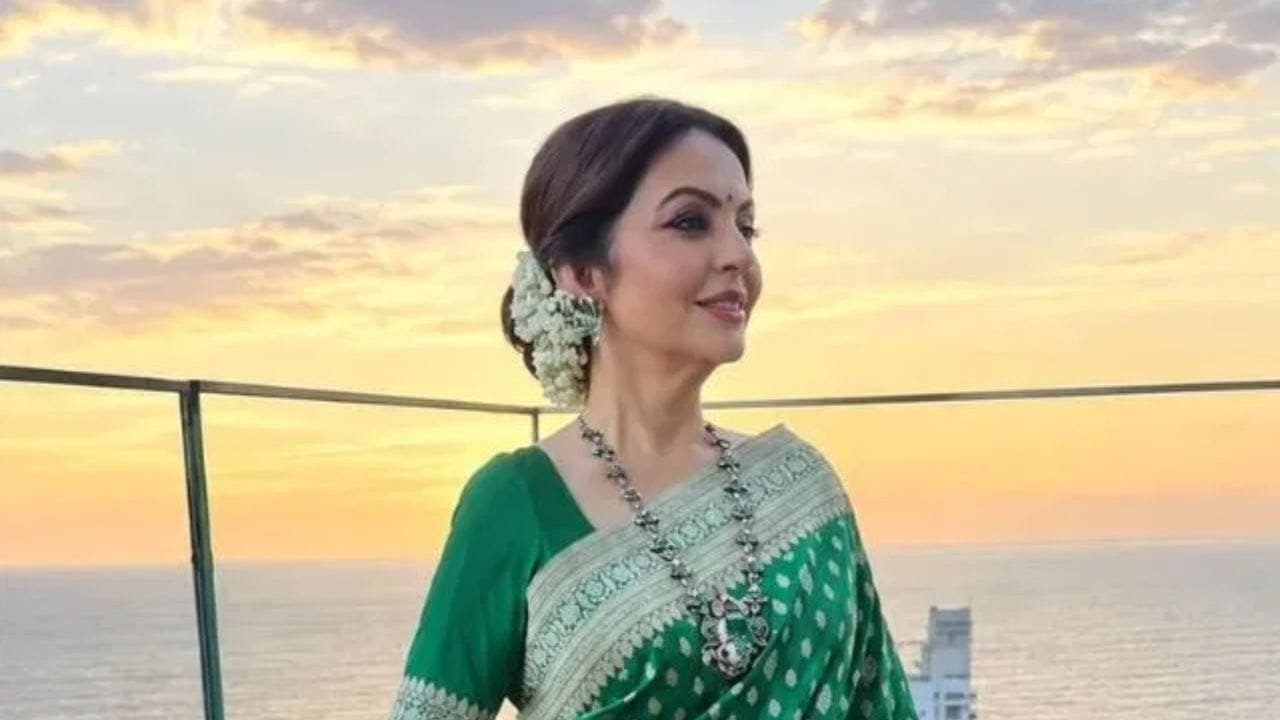 ગણેશોત્સવ દરમિયાન નીતા અંબાણીના ગળામાં શણગારેલા શાહી દાગીનાએ બધાનું ધ્યાન ખેંચ્યું. આ ગણેશોત્સવ દરમિયાન નીતા અંબાણીના ગળામાં શણગારેલા દાગીના ખૂબ ચર્ચાનો વિષય રહ્યા.