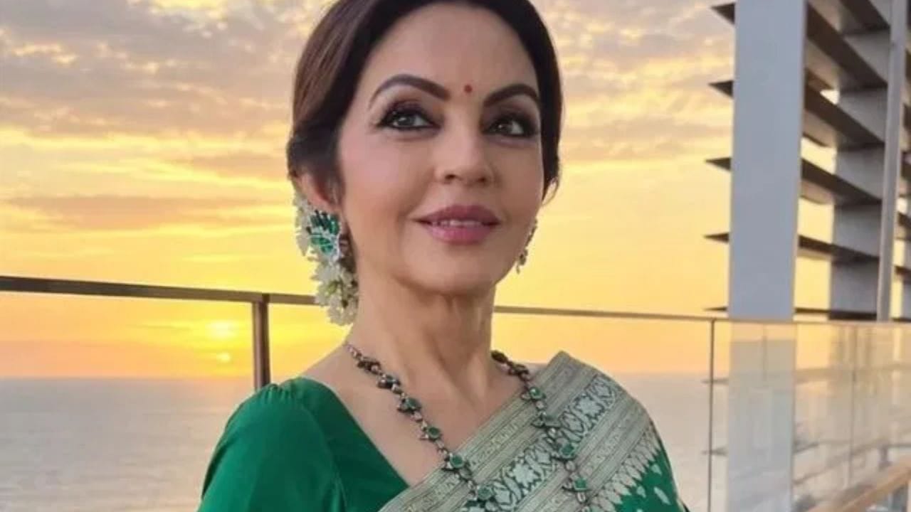 નીતા અંબાણીએ ગણેશ વિસર્જન સમારોહ માટે લીલા રંગની બનારસી સિલ્ક સાડી પહેરી હતી. તેમની સાડી પર સુંદર ભરતકામથી તેમના પોશાકને શાહી સ્પર્શ મળ્યો.