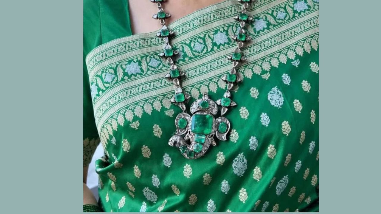નીતા અંબાણીએ હીરા અને નીલમણિનો હાર પહેર્યો હતો. ગળામાં ભગવાન ગણેશની છબી હતી, જેણે બધાનું ધ્યાન ખેંચ્યું. તેમણે મેચિંગ ઇયરિંગ્સ પણ પહેરી હતી.