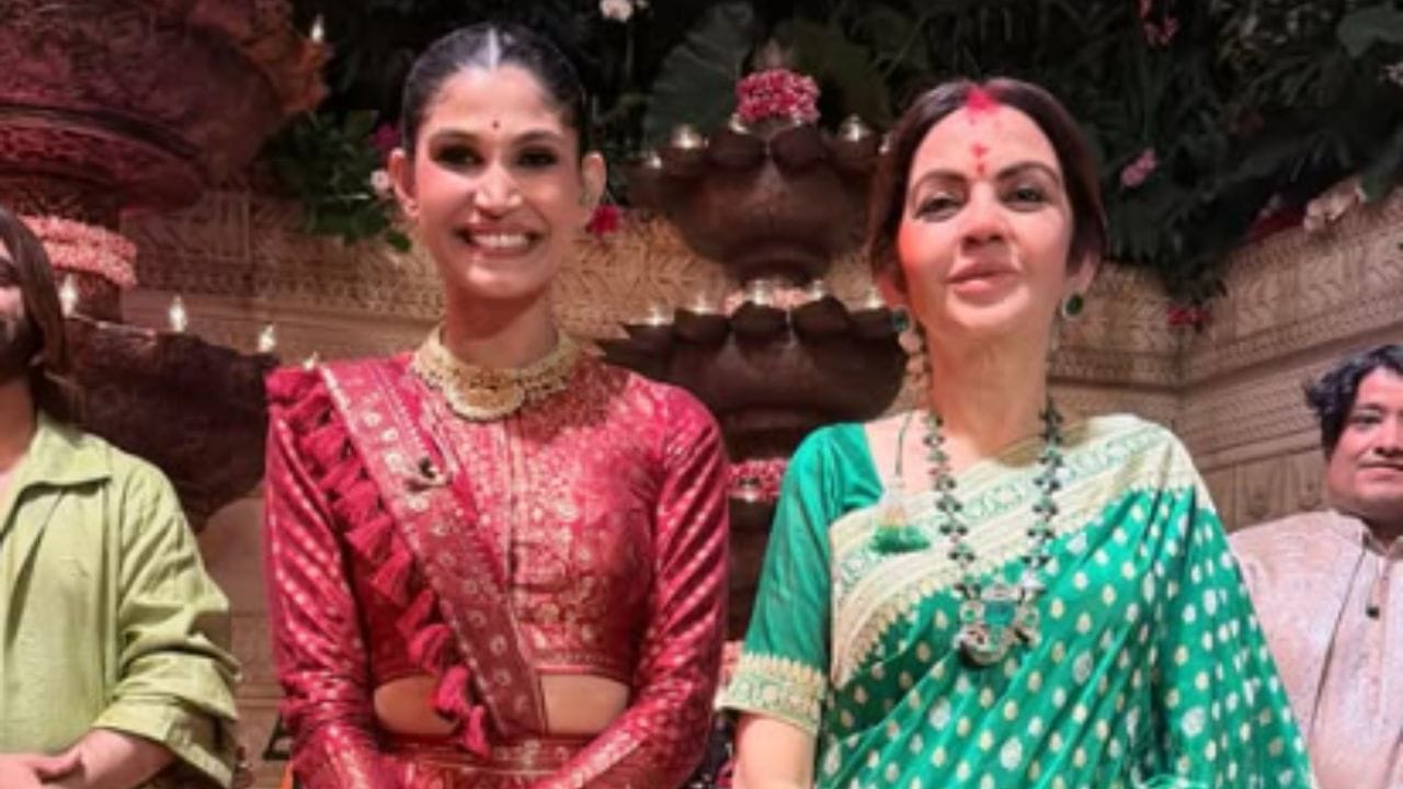 એટલું જ નહીં ગણેશ વિસર્જનના આ કાર્યક્રમમાં સેંકડો સેલિબ્રિટી અને મહાનુભાવો હાજર રહ્યા.