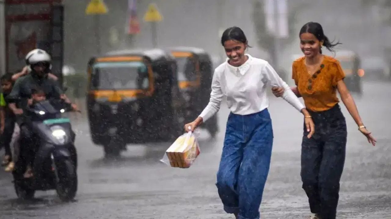 નાગપુર હવામાન વિભાગના હવામાનશાસ્ત્રી પ્રવીણ કુમારના જણાવ્યા અનુસાર, 23 સપ્ટેમ્બરની સાંજથી વિદર્ભમાં વરસાદની તીવ્રતા વધવાની શક્યતા છે. આગામી ત્રણ દિવસ દરમિયાન પૂર્વ અને પશ્ચિમ વિદર્ભના કેટલાક વિસ્તારોમાં ભારે વરસાદ પડી શકે છે.