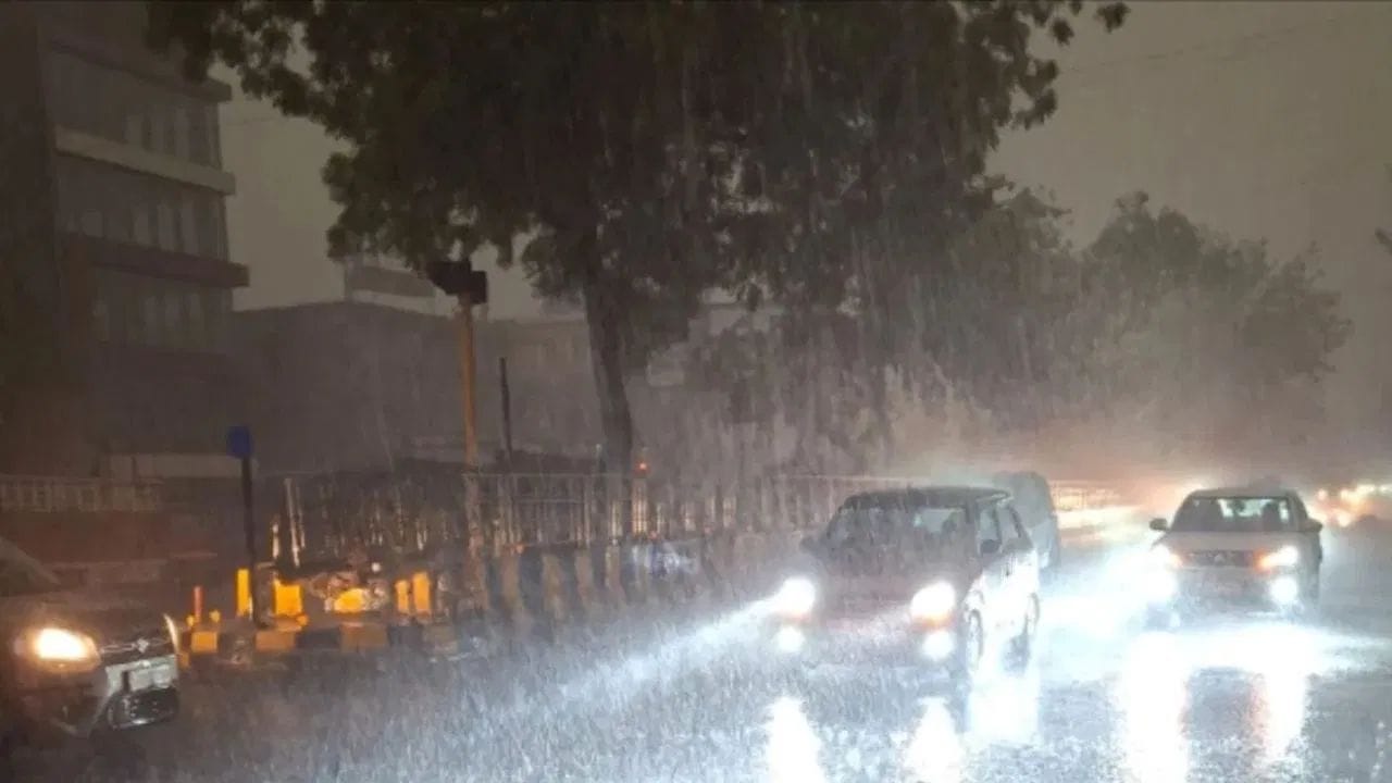 મરાઠવાડામાં પણ આગામી દિવસોમાં વરસાદનું જોર વધવાની શક્યતા છે. હવામાન વિભાગે અહીંના વિવિધ જિલ્લાઓમાં વરસાદની આગાહી કરી છે. ઉત્તર મહારાષ્ટ્રમાં પણ કેટલાક વિસ્તારોમાં વરસાદ પડી શકે છે.
